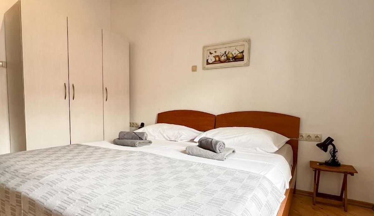 Hiša z več apartmaji, vrtom in parkiriščem v središču Baške Vode