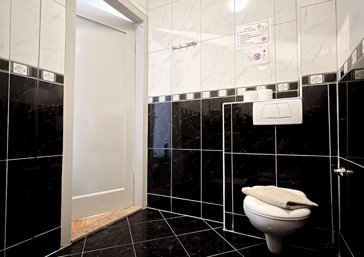 Hiša z več apartmaji, vrtom in parkiriščem v središču Baške Vode
