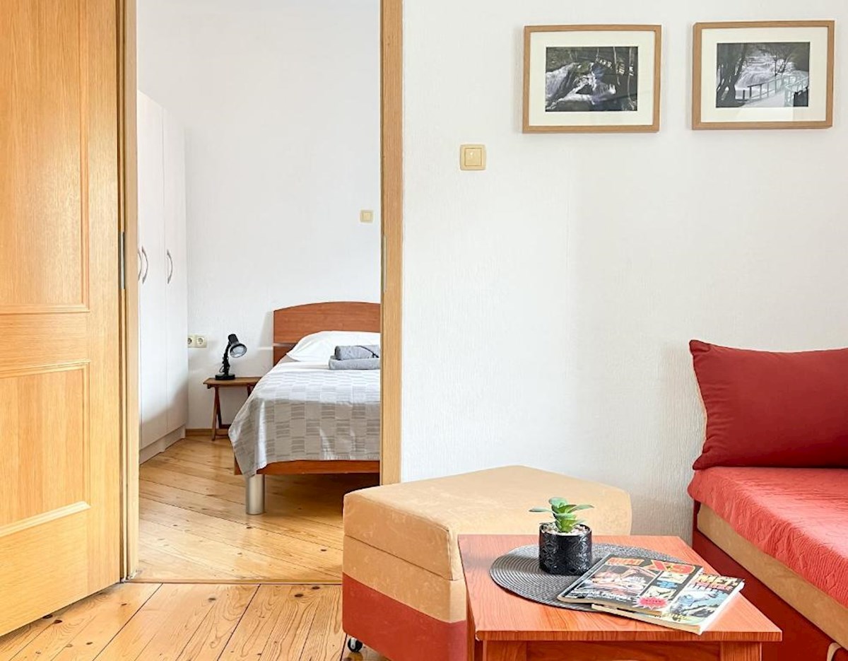 Hiša z več apartmaji, vrtom in parkiriščem v središču Baške Vode