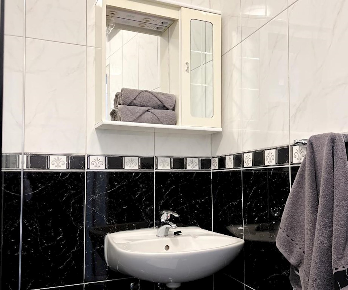 Hiša z več apartmaji, vrtom in parkiriščem v središču Baške Vode
