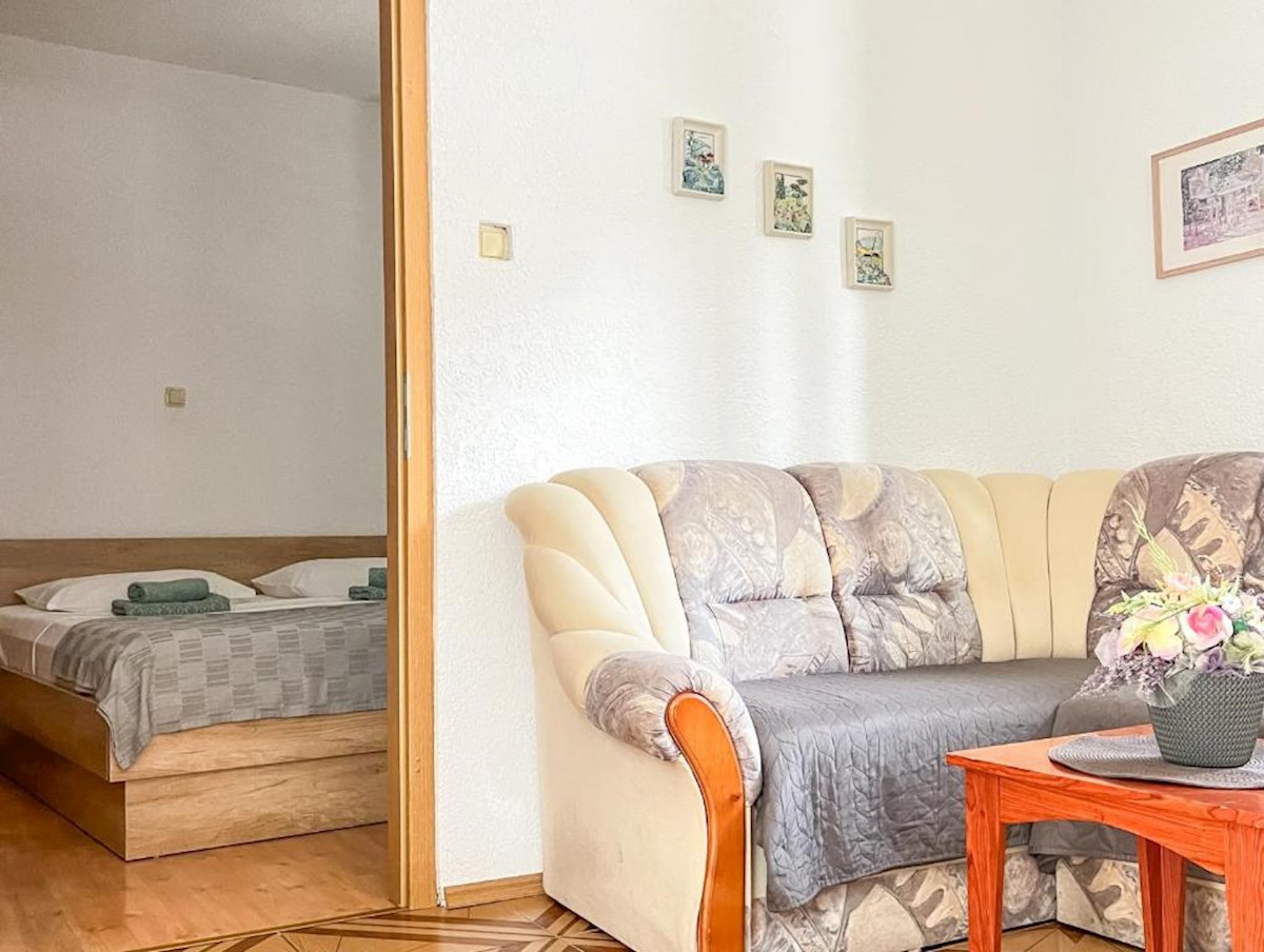 Hiša z več apartmaji, vrtom in parkiriščem v središču Baške Vode