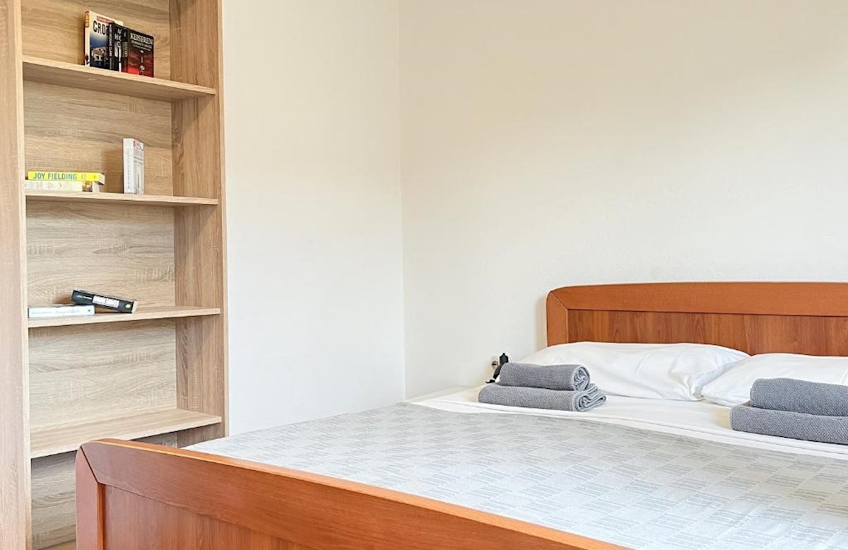 Hiša z več apartmaji, vrtom in parkiriščem v središču Baške Vode