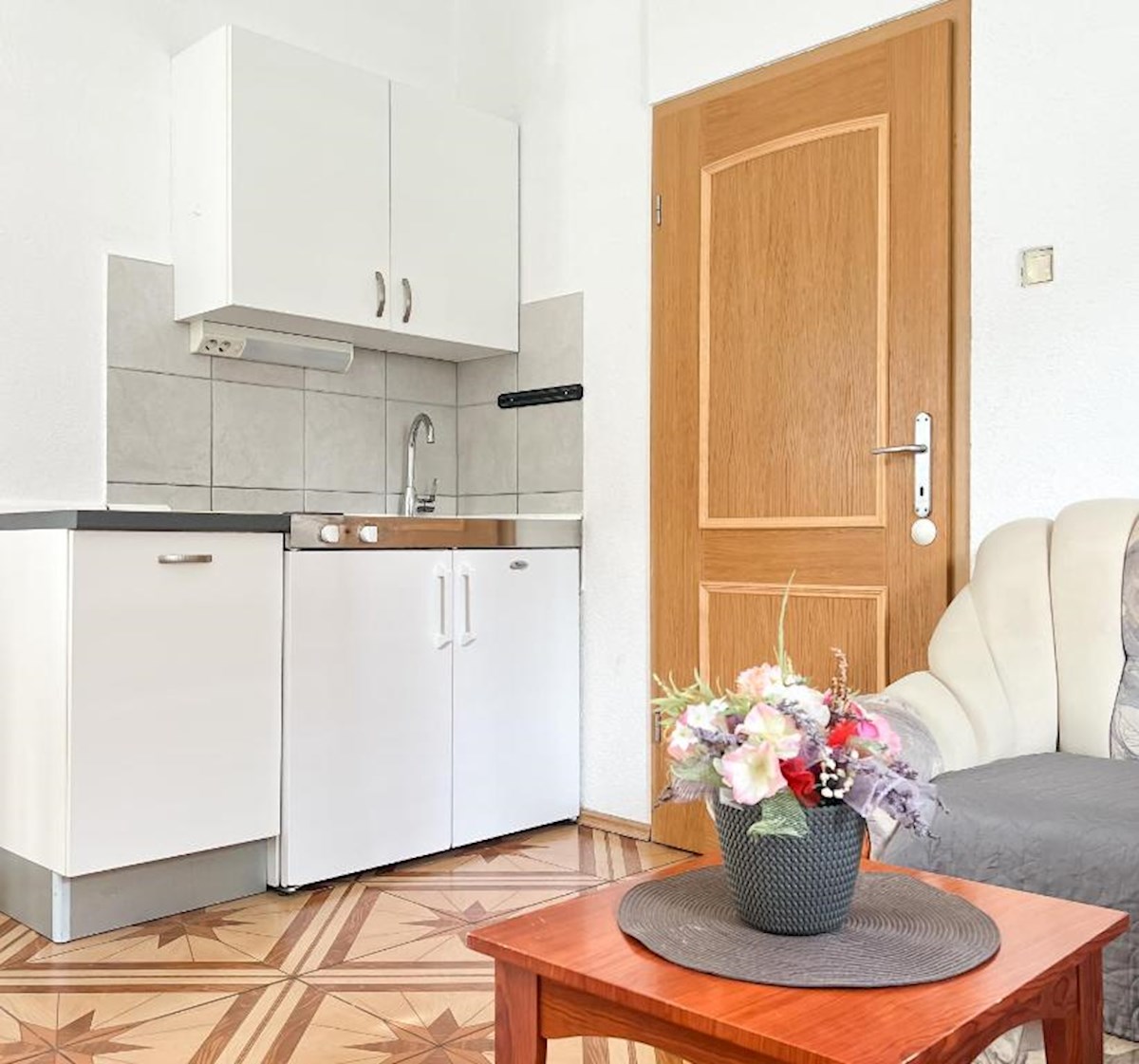 Hiša z več apartmaji, vrtom in parkiriščem v središču Baške Vode