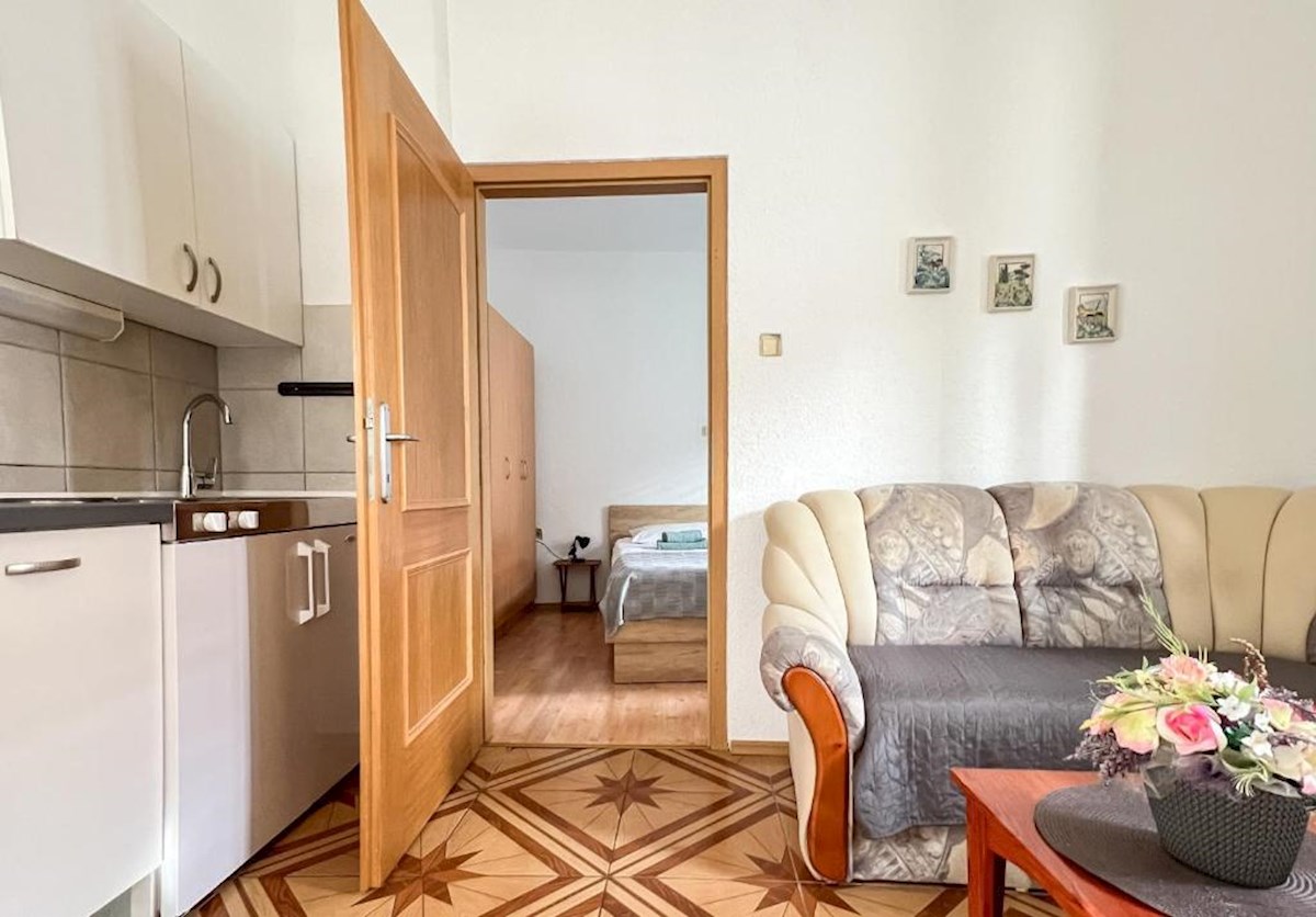 Hiša z več apartmaji, vrtom in parkiriščem v središču Baške Vode