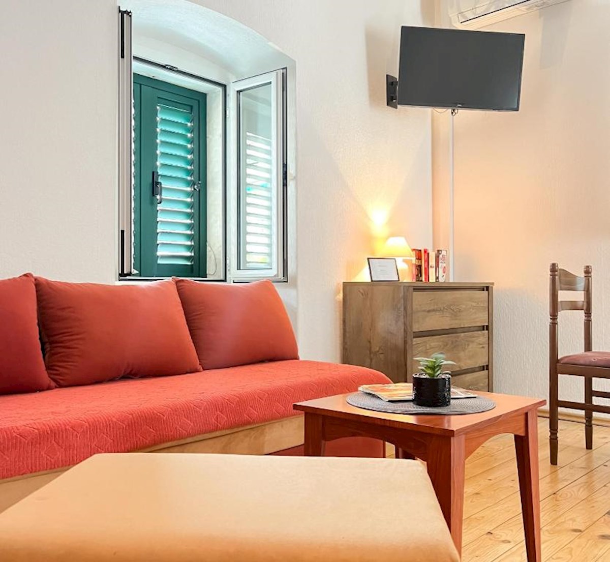Hiša z več apartmaji, vrtom in parkiriščem v središču Baške Vode