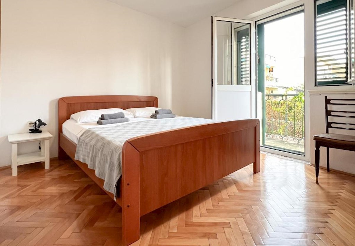 Hiša z več apartmaji, vrtom in parkiriščem v središču Baške Vode