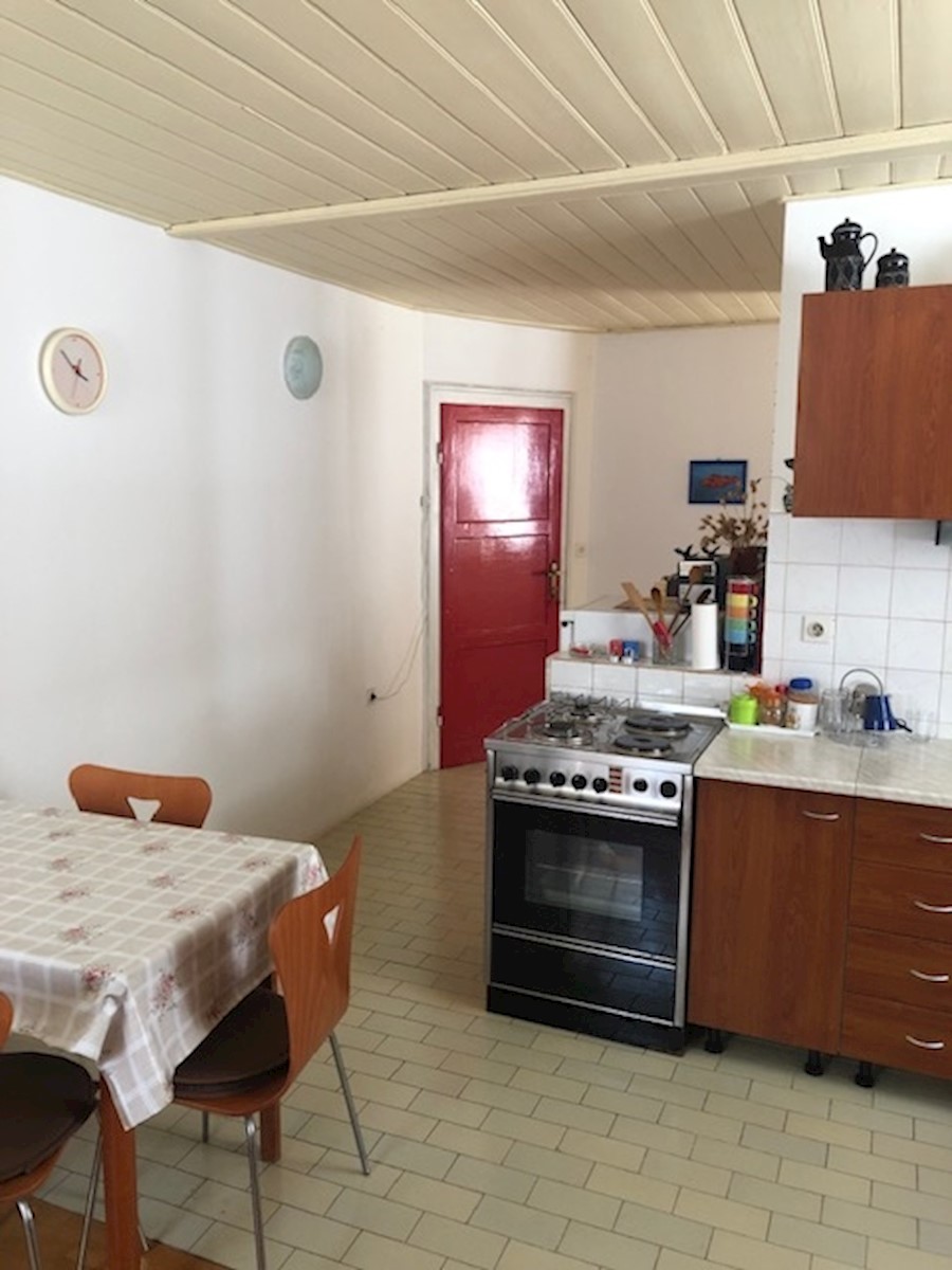 Stomorska - dvoetažno stanovanje v stari kamniti hiši v centru mesta