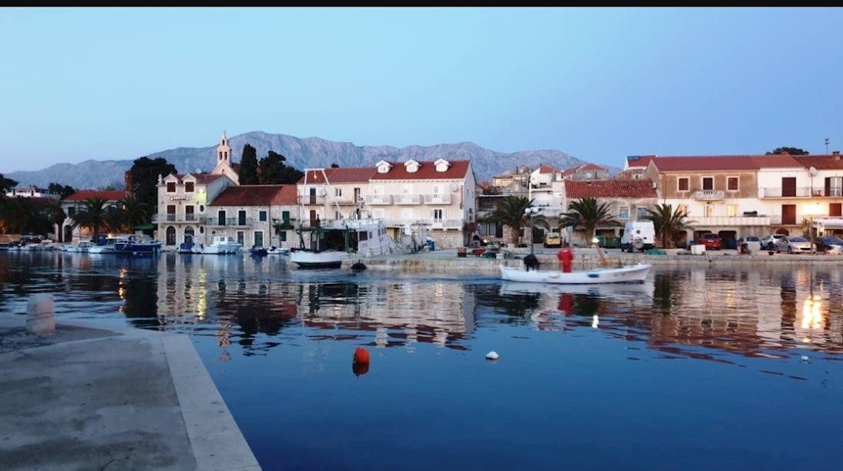 Hvar: Sućuraj - apartma s konobo v centru mesta