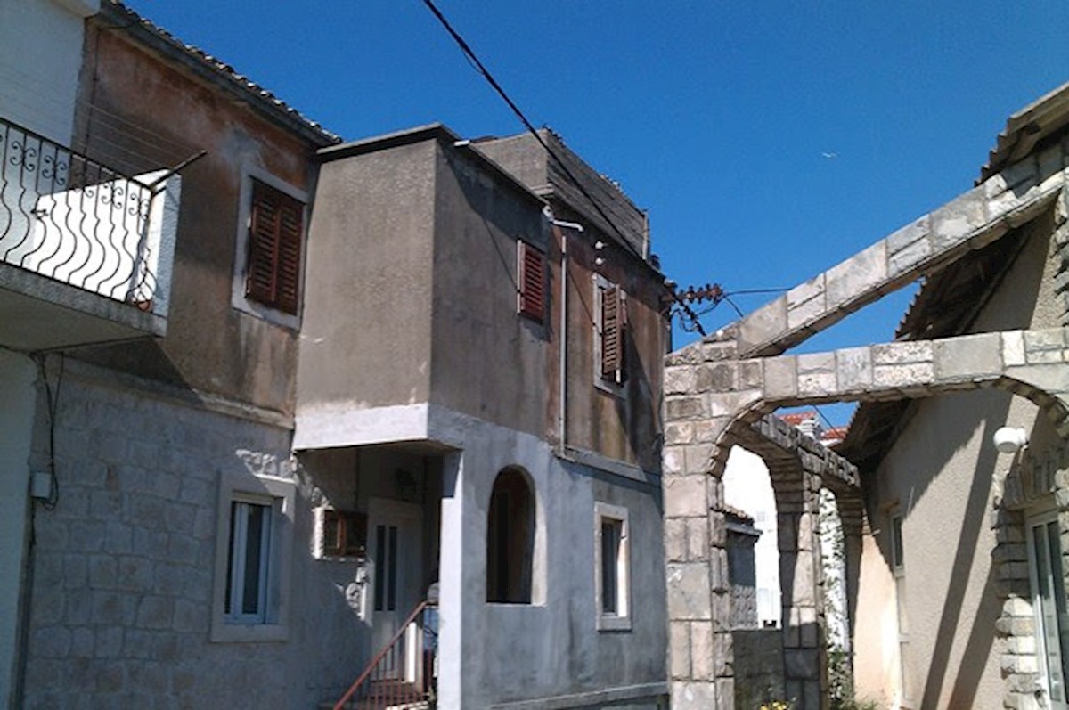 Hvar: Sućuraj - apartma s konobo v centru mesta