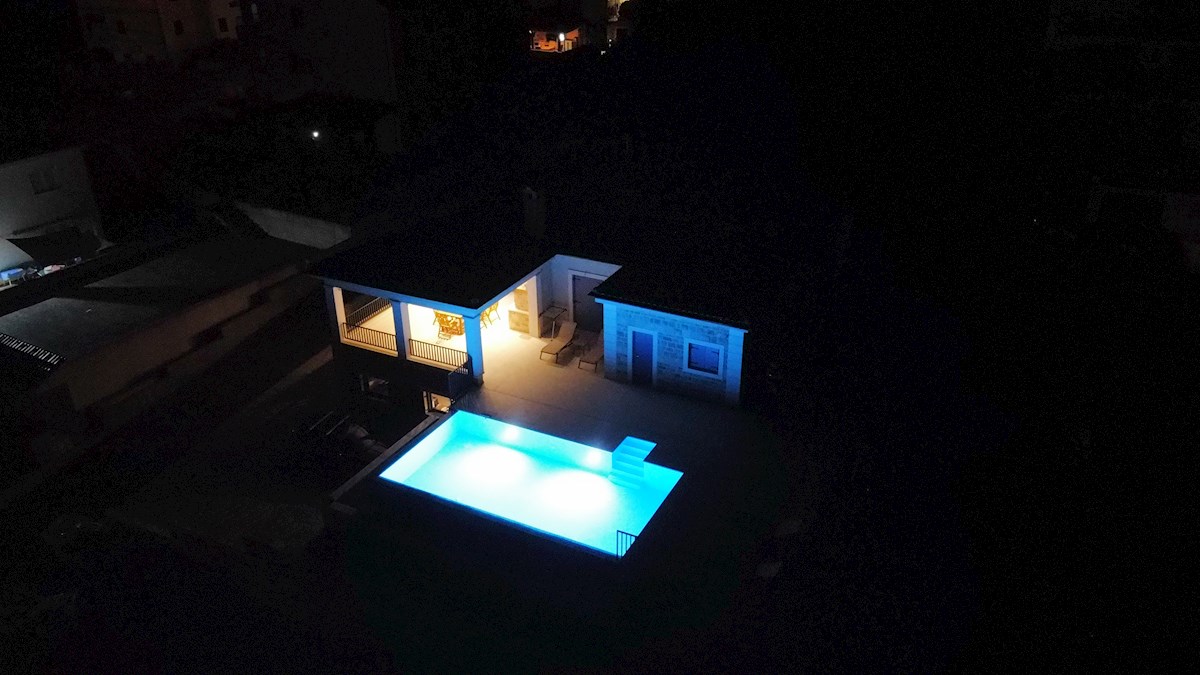 Hvar, Jelsa, lepa hiša z bazenom na odlični lokaciji