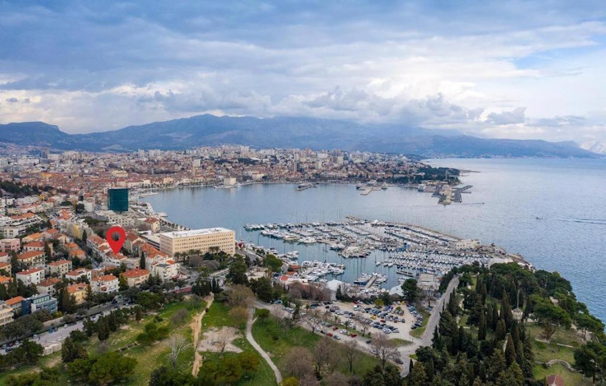 Elegantno prenovljeno stanovanje z dvoriščem na elitni lokaciji – Meje/Zvončac, Split
