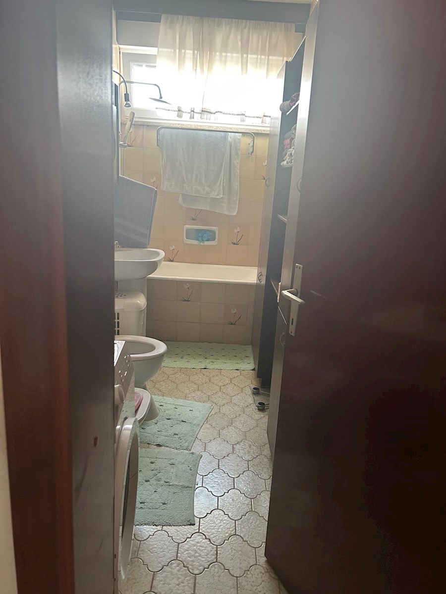 Prostorno stanovanje s parcialnim pogledom na morje – Bačvice, Split