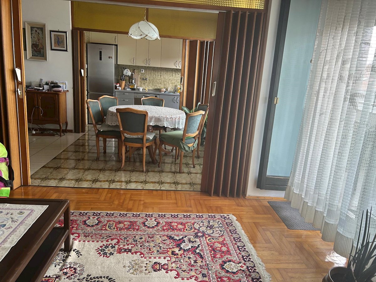 Prostorno stanovanje s parcialnim pogledom na morje – Bačvice, Split
