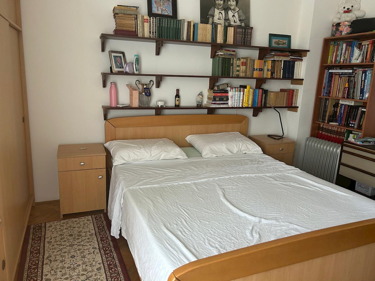 Prostorno stanovanje s parcialnim pogledom na morje – Bačvice, Split