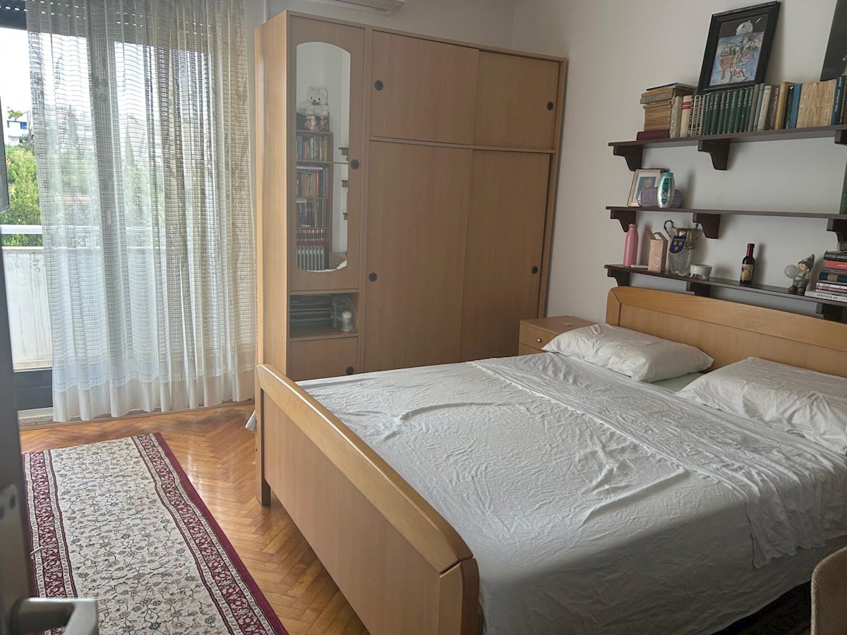 Prostorno stanovanje s parcialnim pogledom na morje – Bačvice, Split