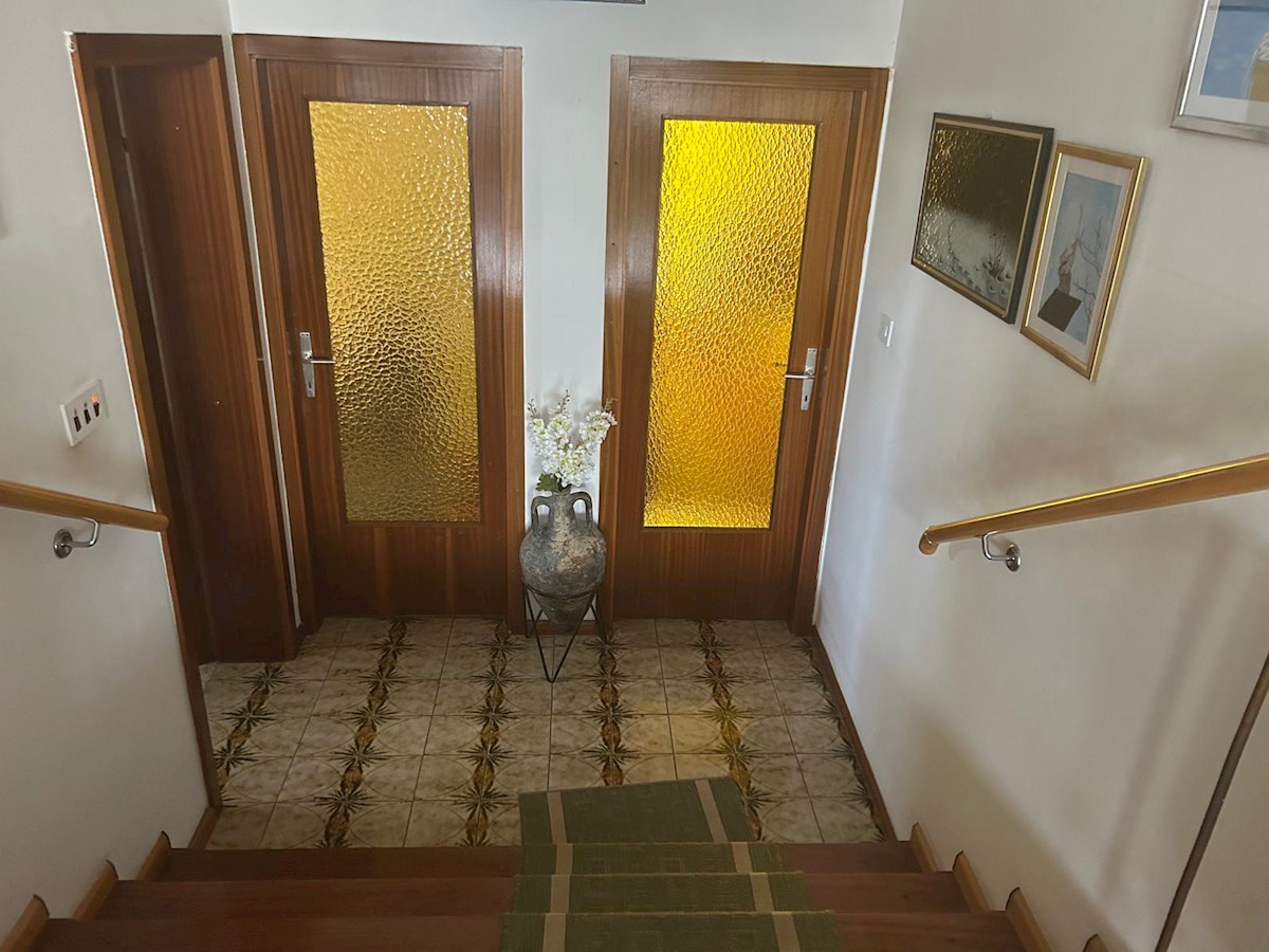 Prostorno stanovanje s parcialnim pogledom na morje – Bačvice, Split