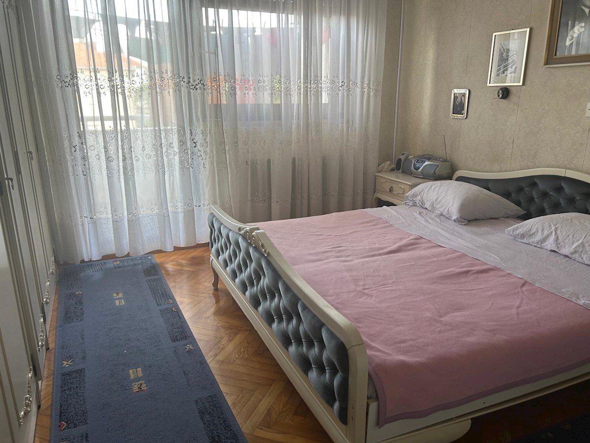 Prostorno stanovanje s parcialnim pogledom na morje – Bačvice, Split