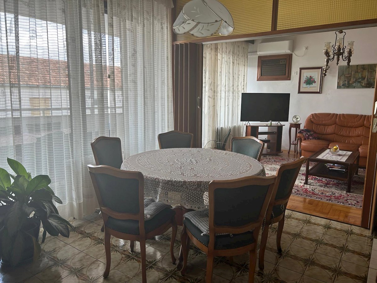 Prostorno stanovanje s parcialnim pogledom na morje – Bačvice, Split
