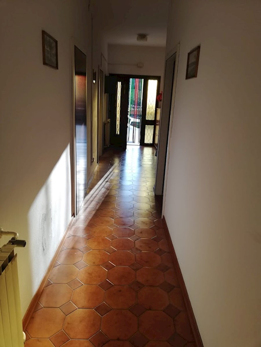 Prostorno trisobno stanovanje z veliko teraso v Premanturi