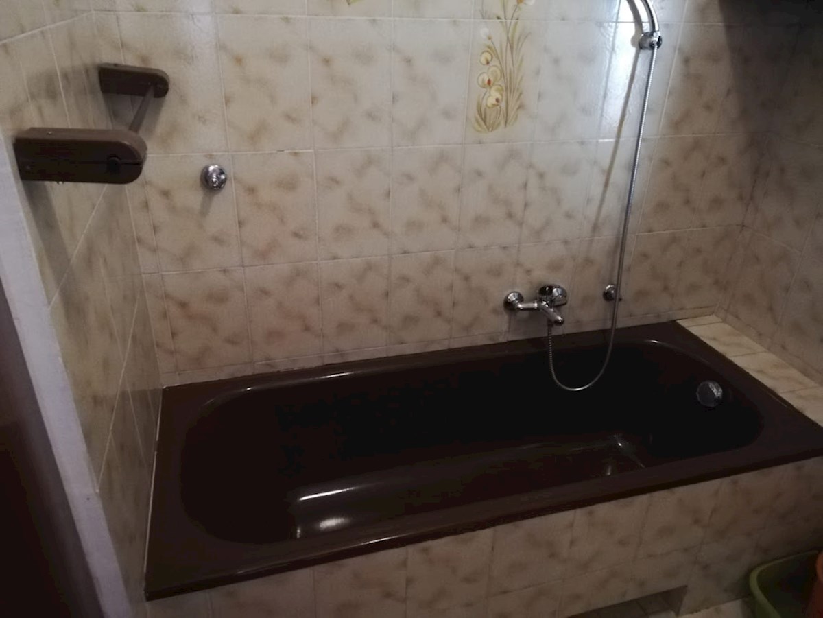 Prostorno trisobno stanovanje z veliko teraso v Premanturi