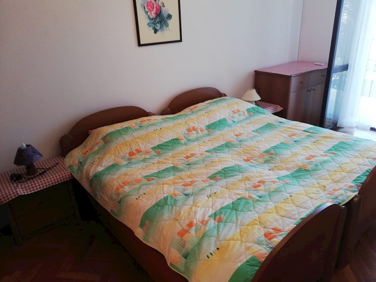 Prostorno trisobno stanovanje z veliko teraso v Premanturi
