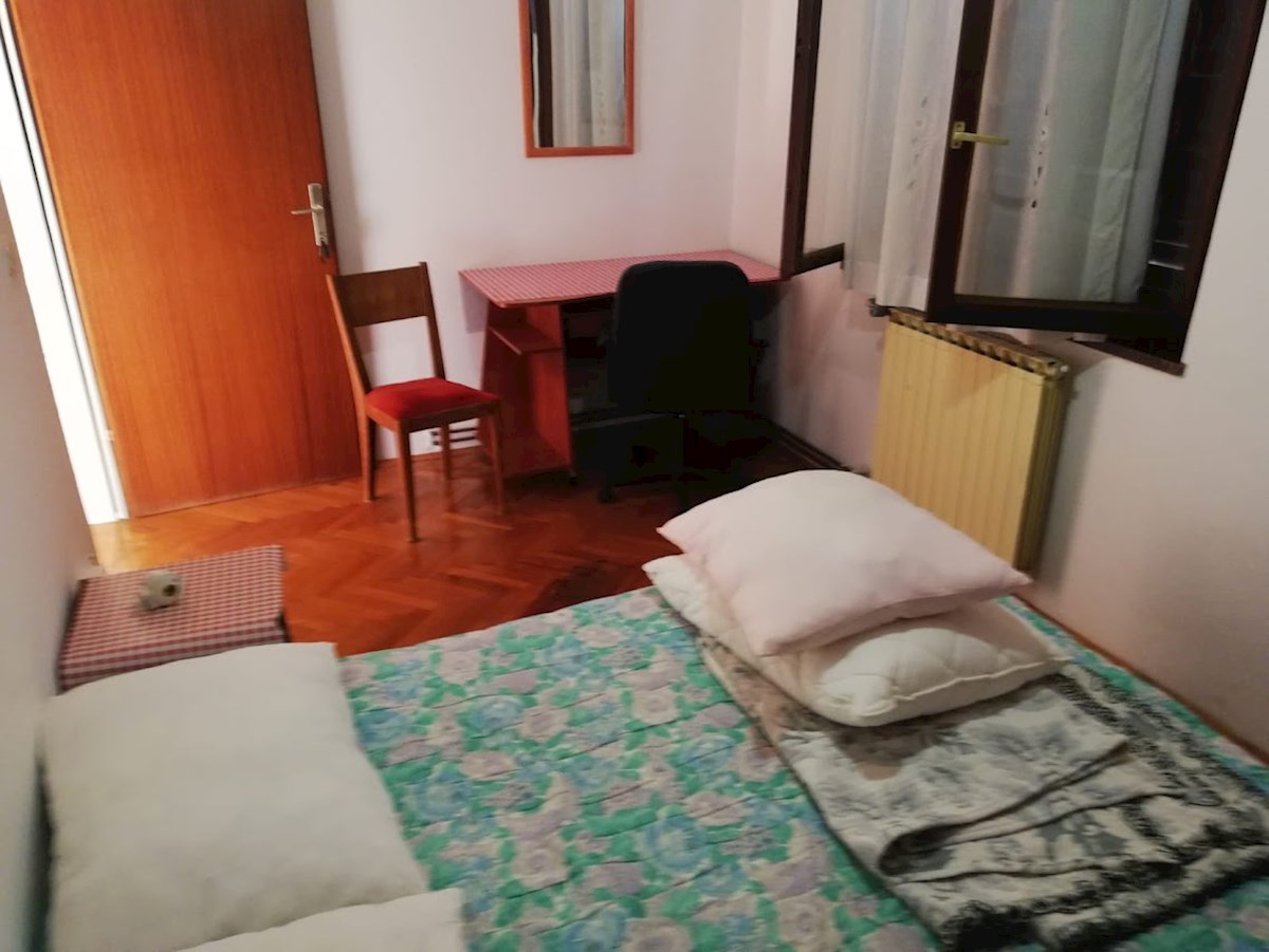Prostorno trisobno stanovanje z veliko teraso v Premanturi