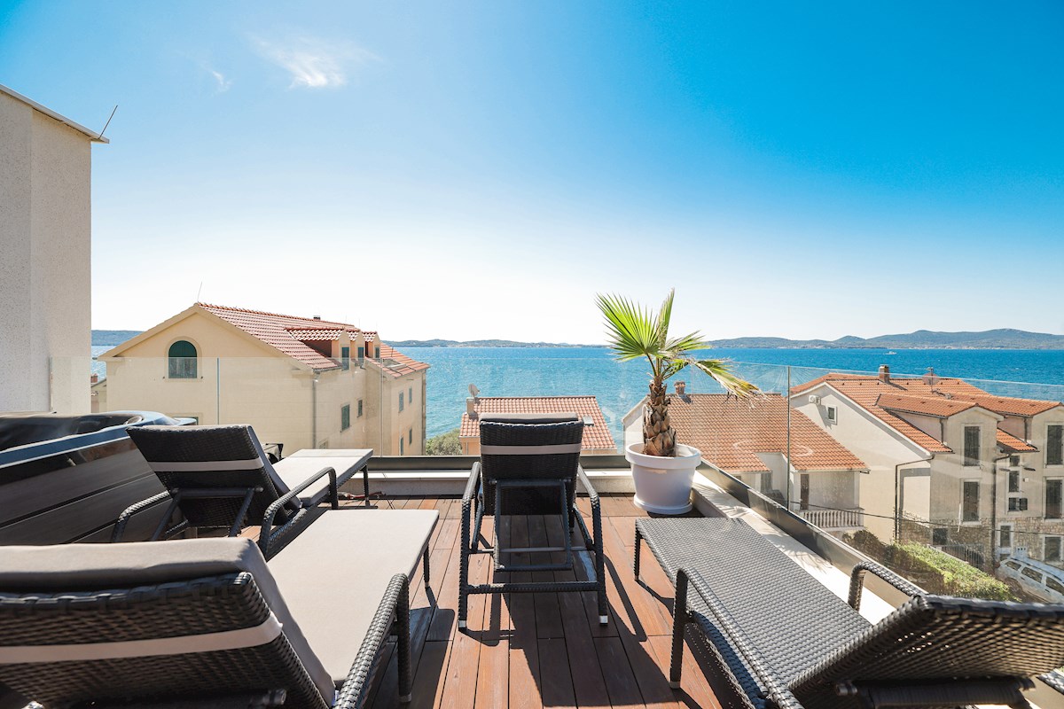RAZKOŠNA DVOJNA VILA - 50 METROV OD PLAŽE IN MARINE