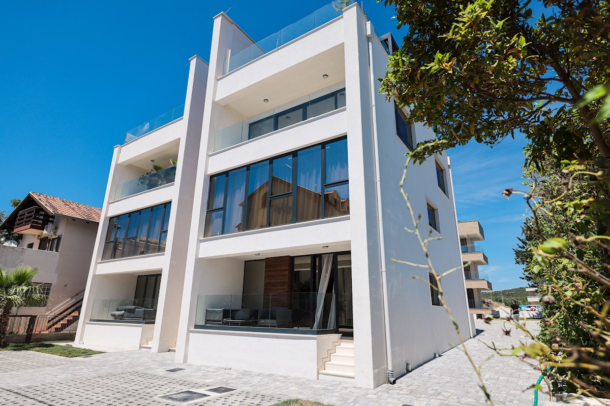 RAZKOŠNA DVOJNA VILA - 50 METROV OD PLAŽE IN MARINE