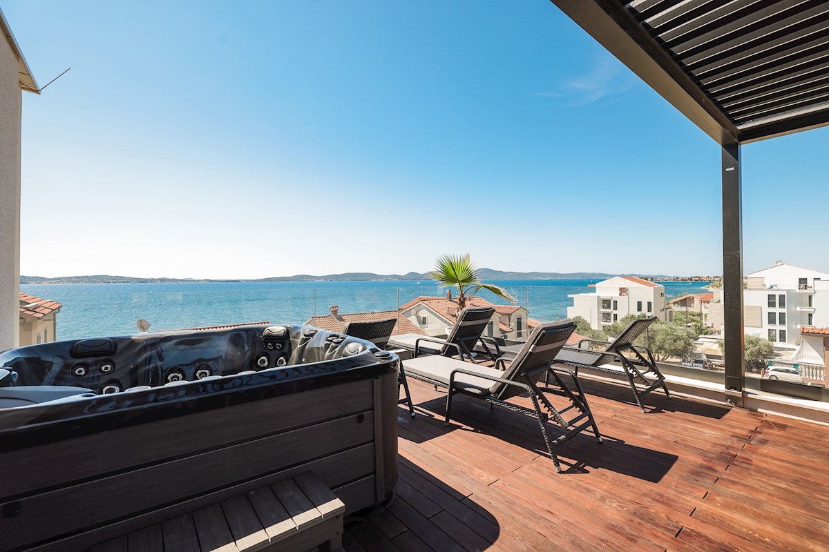 RAZKOŠNA DVOJNA VILA - 50 METROV OD PLAŽE IN MARINE