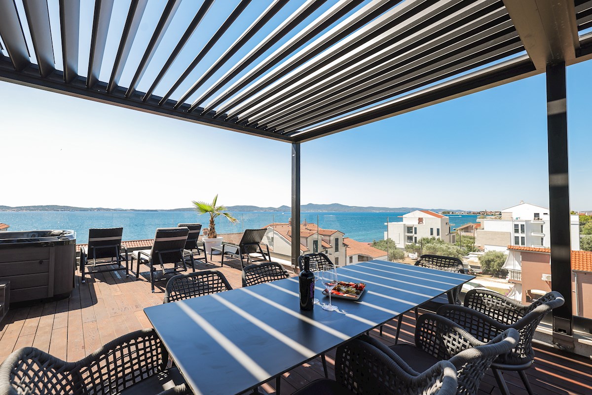 RAZKOŠNA DVOJNA VILA - 50 METROV OD PLAŽE IN MARINE
