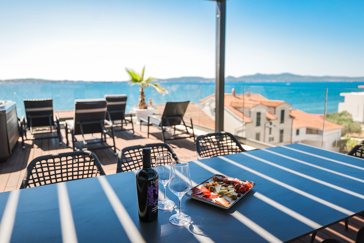 RAZKOŠNA DVOJNA VILA - 50 METROV OD PLAŽE IN MARINE