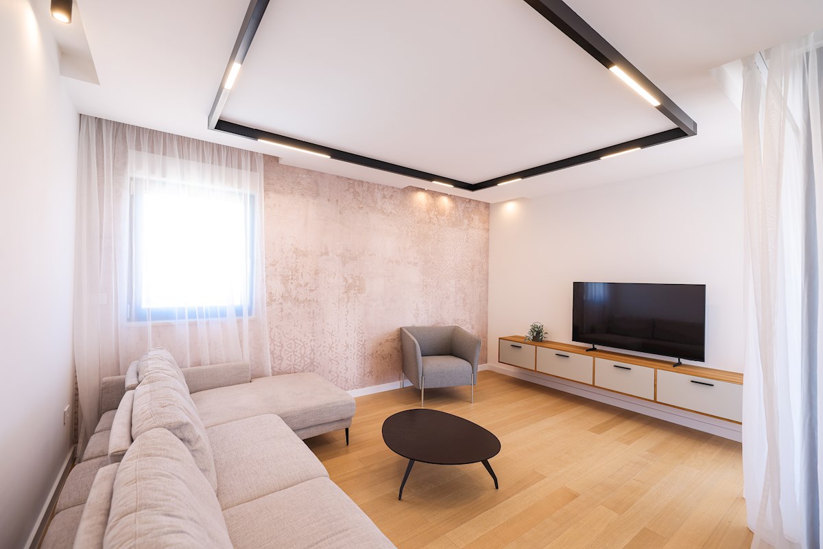 Luksuzni penthouse - zelo blizu morja, takoj vseljivo!