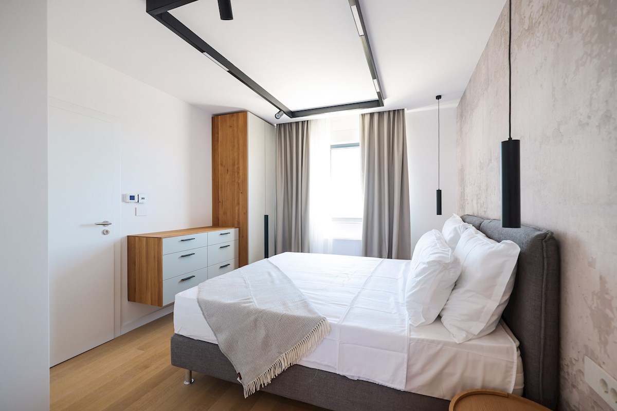 Luksuzni penthouse - zelo blizu morja, takoj vseljivo!