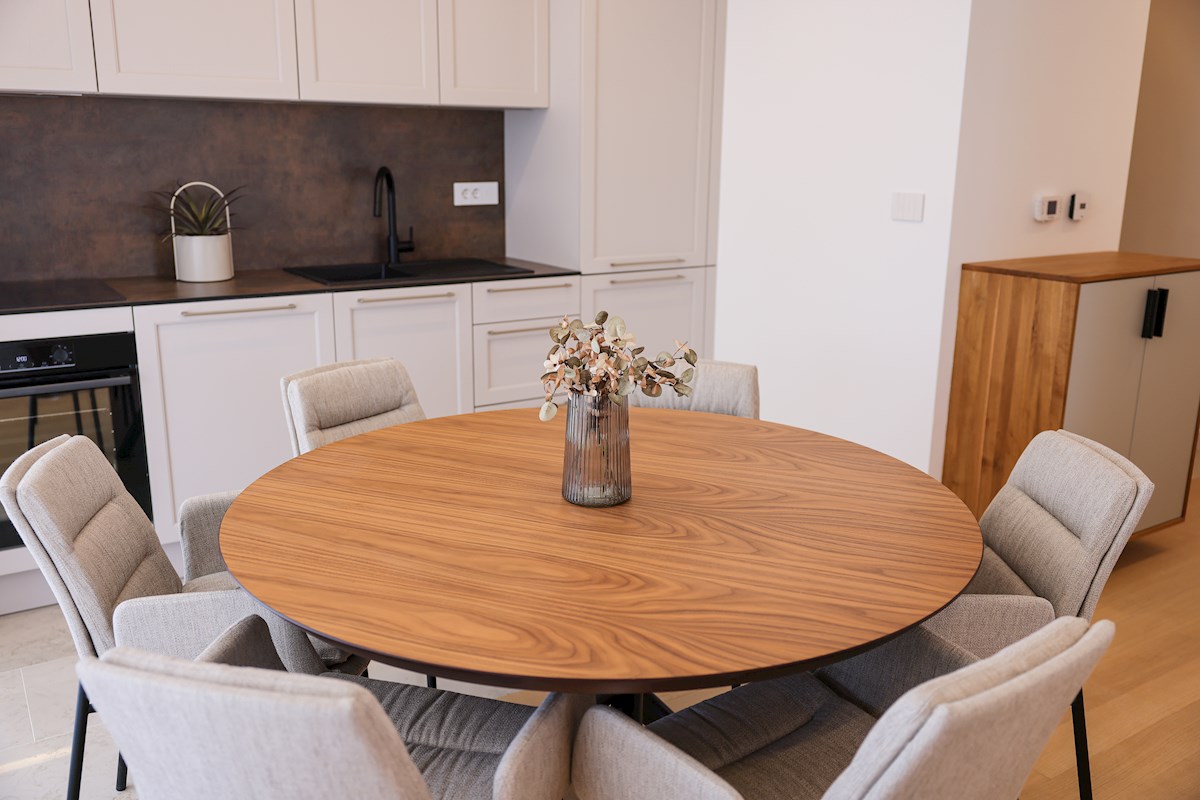 Luksuzni penthouse - zelo blizu morja, takoj vseljivo!