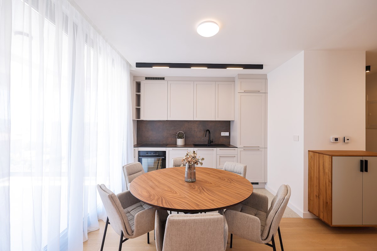 Luksuzni penthouse - zelo blizu morja, takoj vseljivo!