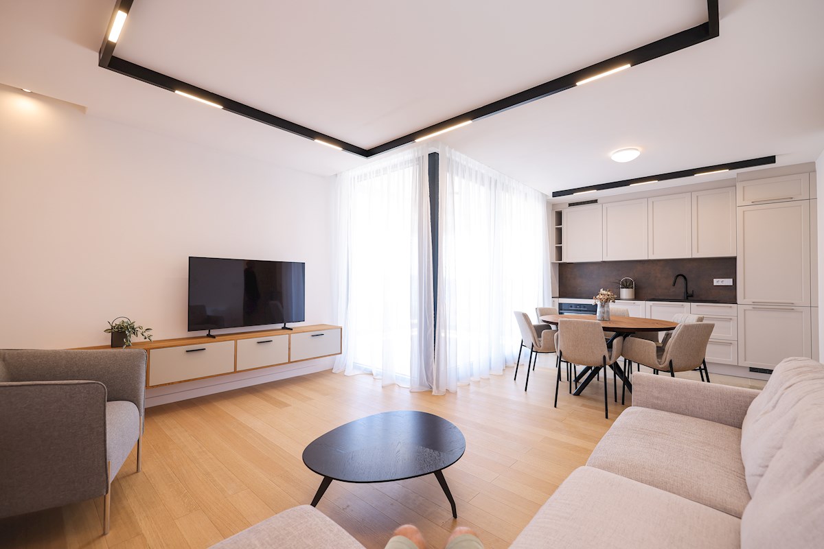 Luksuzni penthouse - zelo blizu morja, takoj vseljivo!