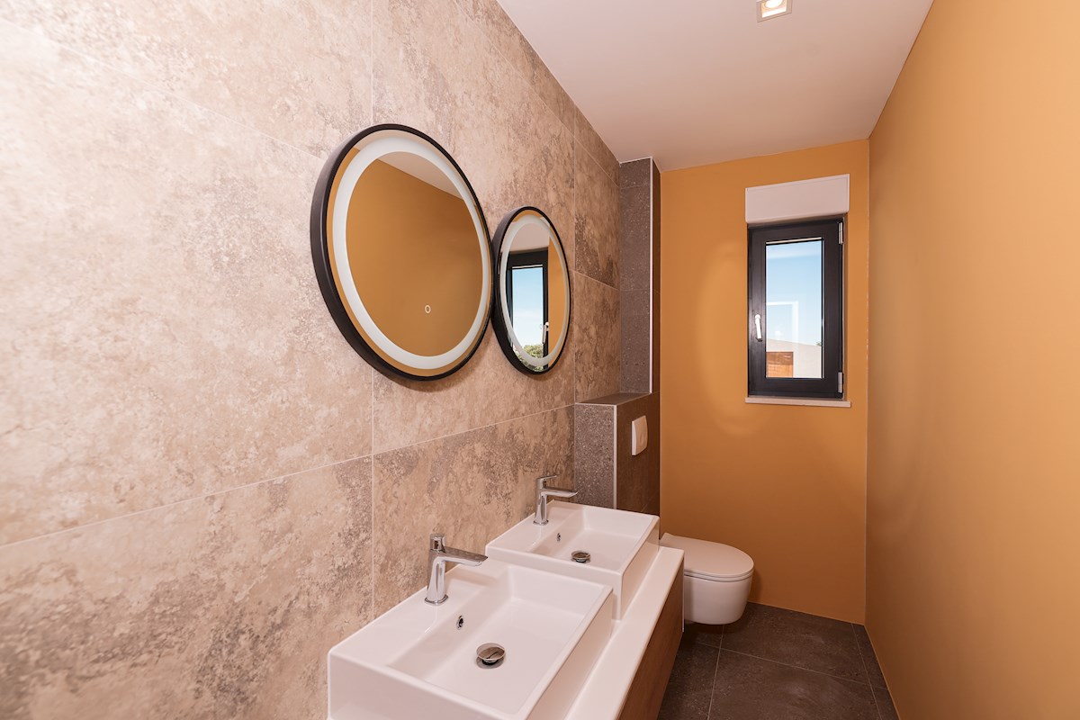Luksuzni penthouse - zelo blizu morja, takoj vseljivo!