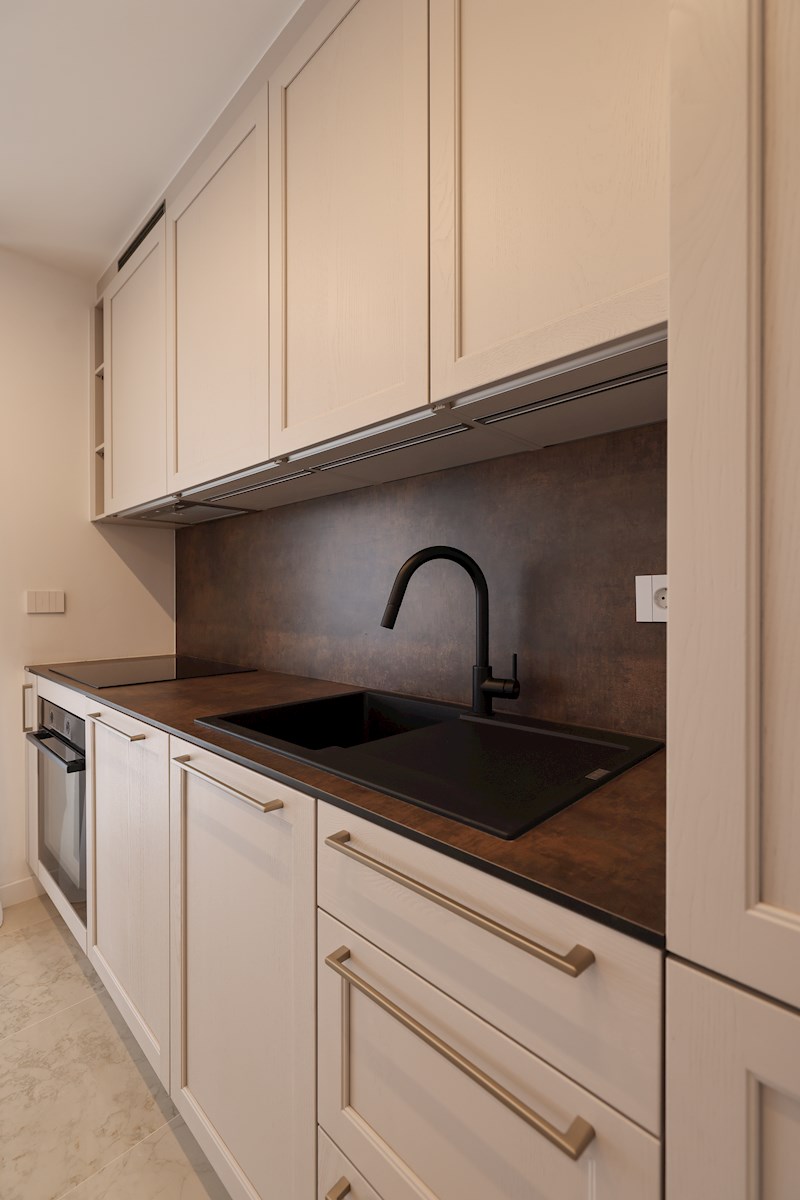 Luksuzni penthouse - zelo blizu morja, takoj vseljivo!