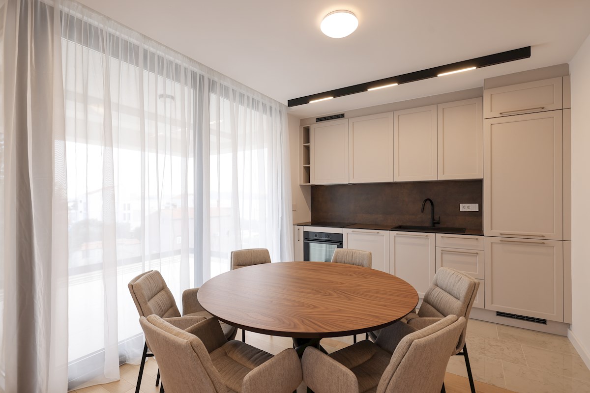 Luksuzni penthouse - zelo blizu morja, takoj vseljivo!