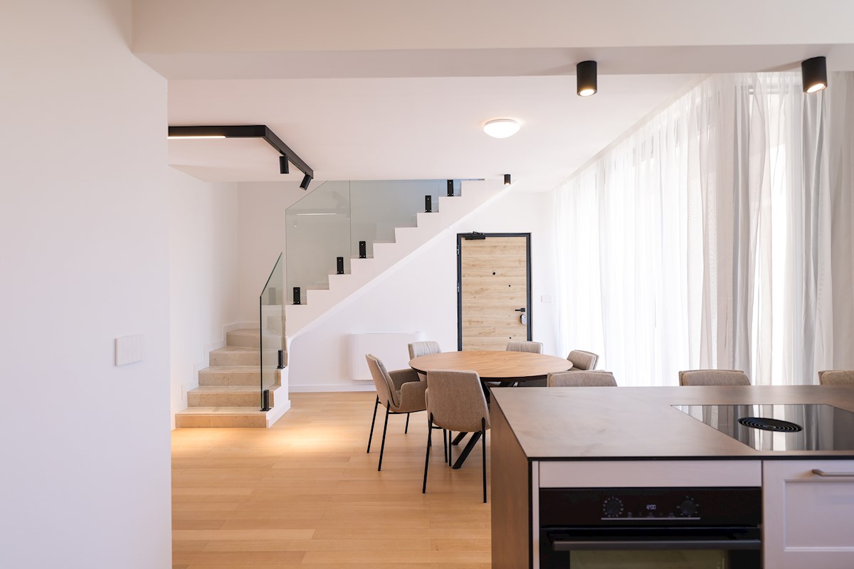 Luksuzni penthouse - zelo blizu morja, takoj vseljivo!