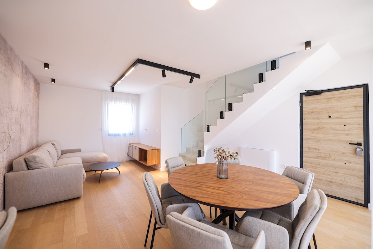 Luksuzni penthouse - zelo blizu morja, takoj vseljivo!