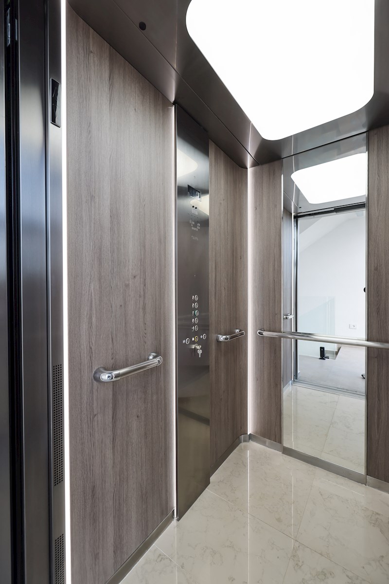 Luksuzni penthouse - zelo blizu morja, takoj vseljivo!