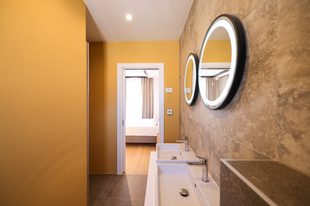 Luksuzni penthouse - zelo blizu morja, takoj vseljivo!