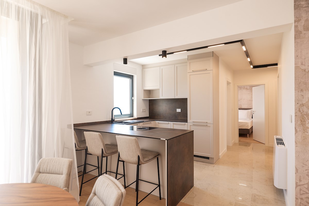 Luksuzni penthouse - zelo blizu morja, takoj vseljivo!