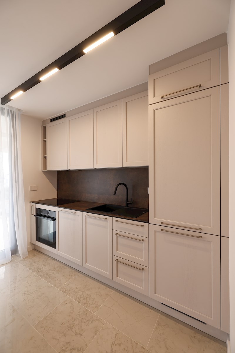 Luksuzni penthouse - zelo blizu morja, takoj vseljivo!