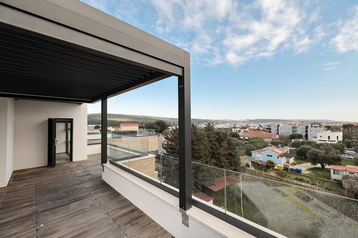 Luksuzni penthouse - zelo blizu morja, takoj vseljivo!