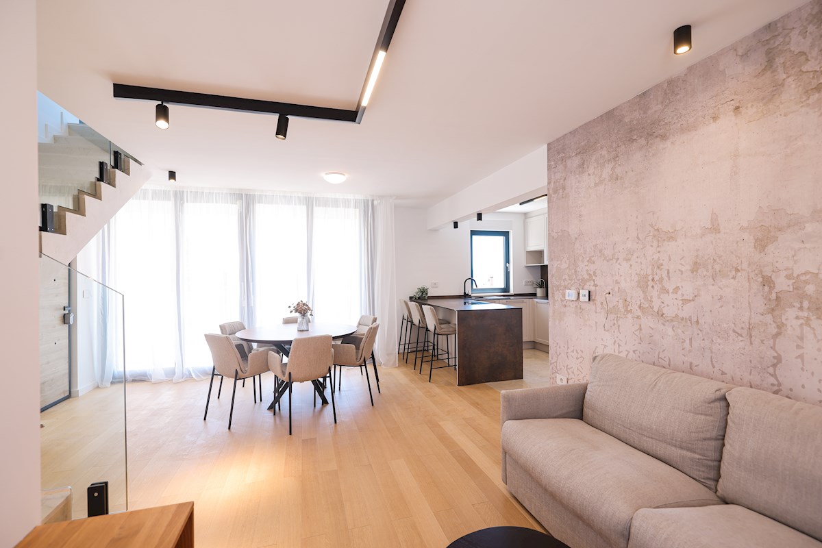 Luksuzni penthouse - zelo blizu morja, takoj vseljivo!