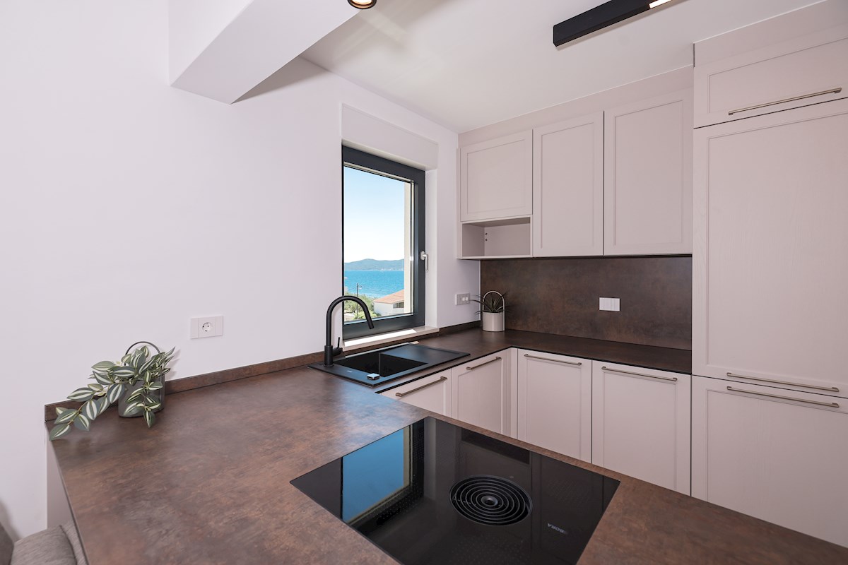 Luksuzni penthouse - zelo blizu morja, takoj vseljivo!