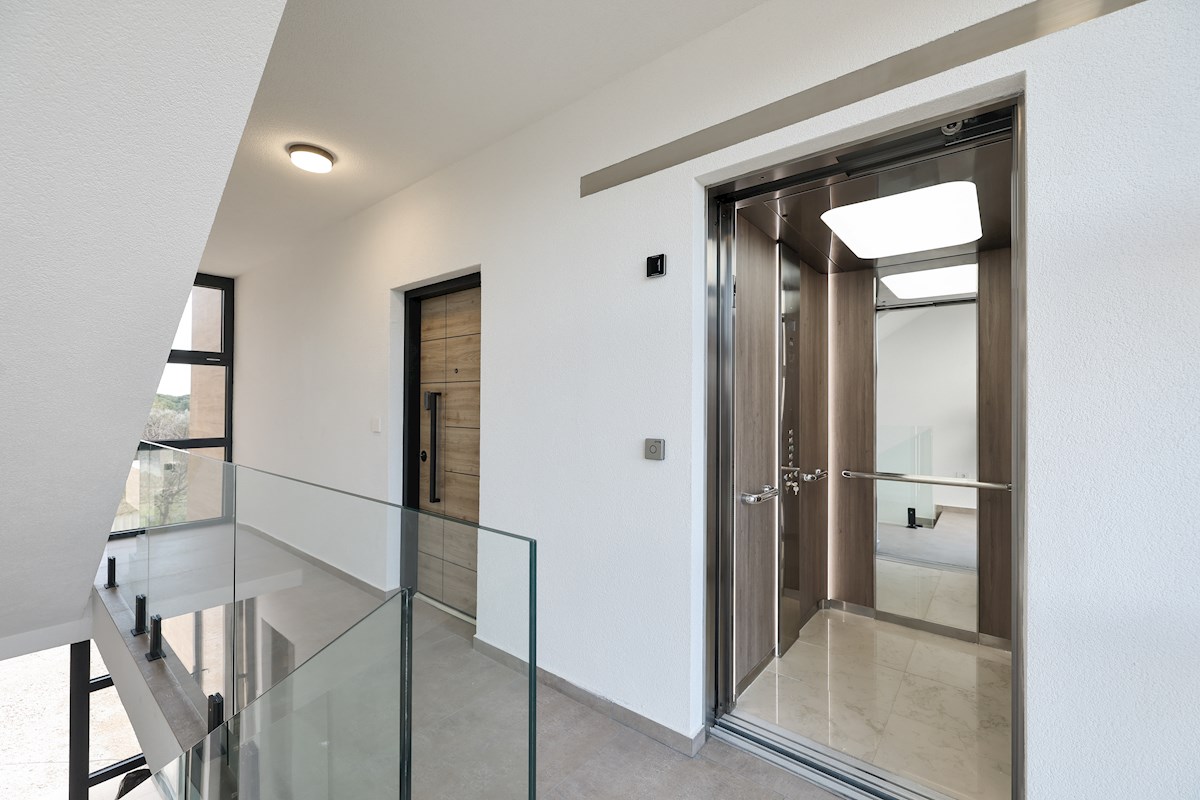 Luksuzni penthouse - zelo blizu morja, takoj vseljivo!