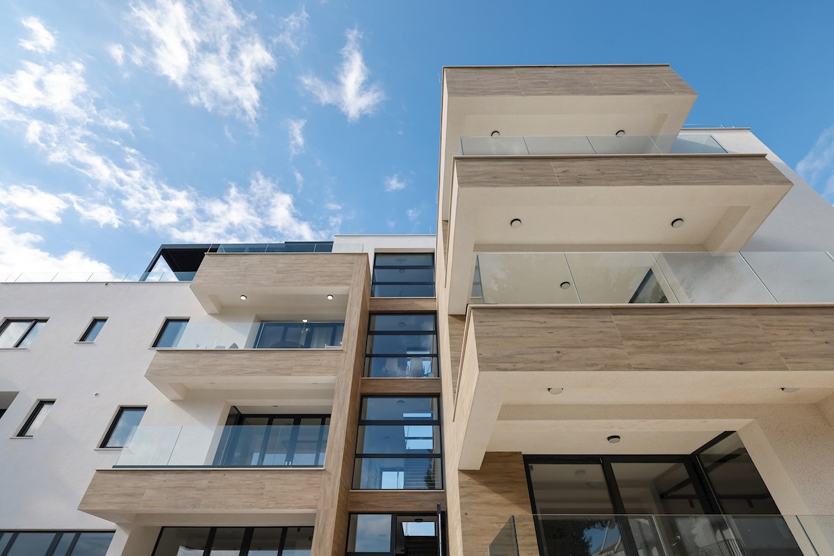 Luksuzni penthouse - zelo blizu morja, takoj vseljivo!